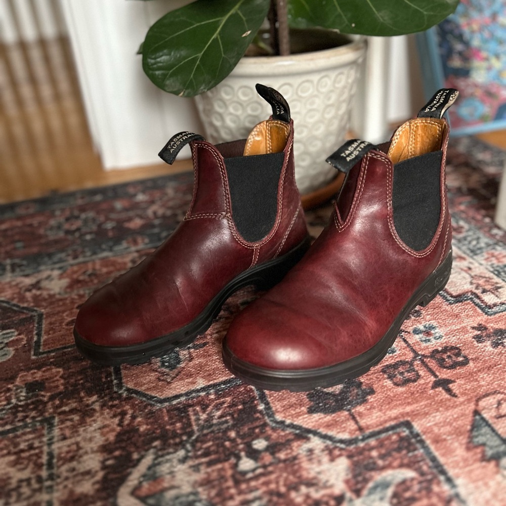 Blundstone Burgundy Leather Chelsea Ankle Boots
